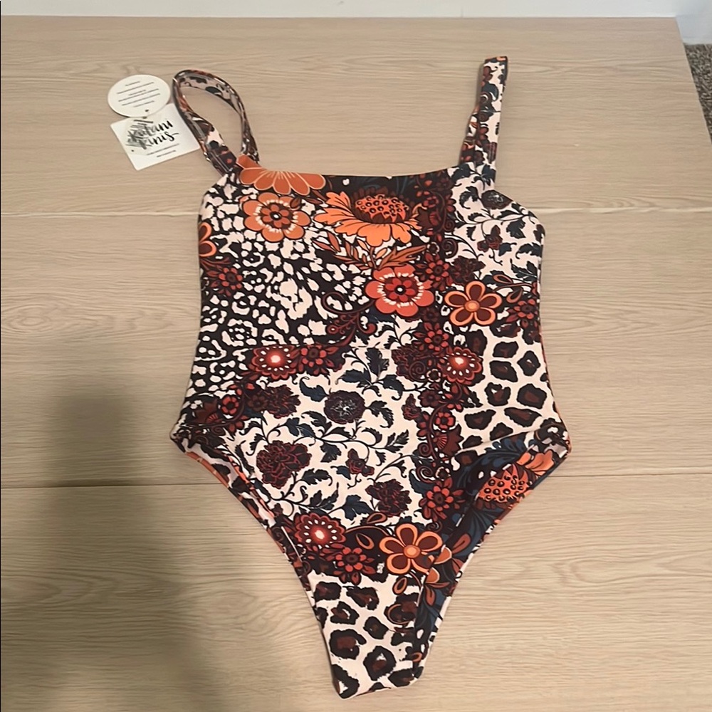 Kulani kinis new with tags leopard print floral, print one piece swimsuit size s